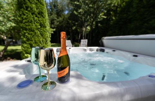 Pruhonice Villa | Serenity Luxusní vila s vířivkou a zahradou u Prahy