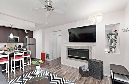 Overland Park Apartment | Sinatra's Escape King Bd Fast WiFi Dedicated Parking and Workspace Accessible