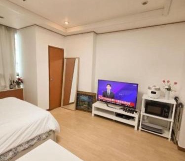 Nonhyeon-dong Apartment | Sinsa Garosu gil Cozy house