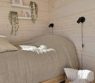 Vaala Ski Chalet | Skandinaavinen mökki rannalla