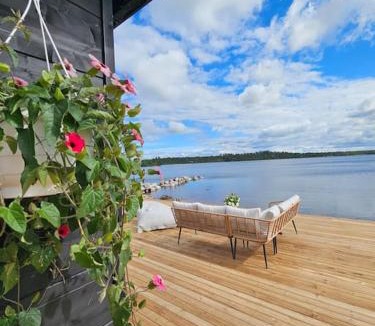 Vaala Ski Chalet | Skandinaavinen mökki rannalla