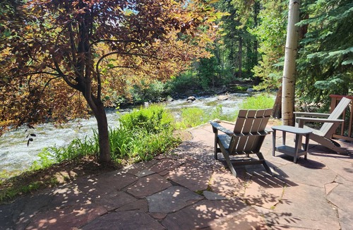 Frisco Villa | Ski, Hike, Creek and steps from main st , bus to Breck or Copper 2 blocks away.