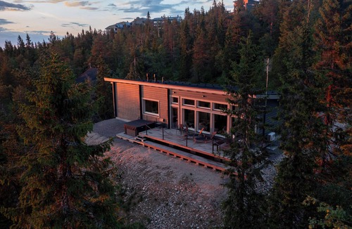 Syote Villa | Ski-in Log Villa with Stunning Jacuzzi Views at Syöte