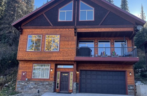 Sandpoint Ski Chalet | ❄Ski in/out❄- Best Group Rental on Schweitzer- Sleeps 16+ Book now for holidays!