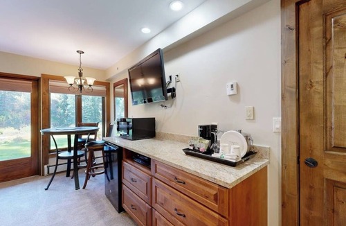 Vail Apartment | Ski-in/out lodge studio w/mountain view, fast WiFi & shared pool, hot tubs, W/D