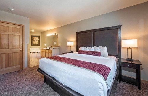 Peak 9 Resort | Ski-in-Ski-Out Breckenridge Ski Resort. Full Two B/R Two Bath March 15-18 2026