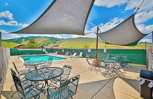 Silvercreek Condo | Ski-in/ski-out condo with loft, pool, basketball court & mountain-view balcony