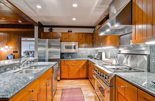Avon Condo | Ski-in/Ski-out Condo with a Balcony