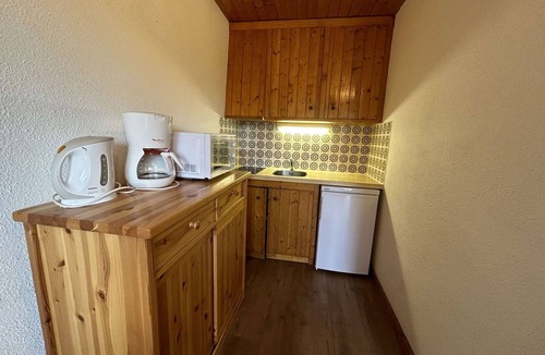 Meribel Apartment | Ski-In Studio for 2-4 People with Pool Access, 20m from Slopes, Méribel