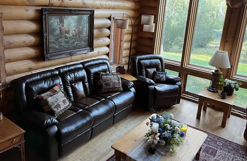 Oak Creek House | Skiing, Fishing, Hiking this log home is the perfect location to create memories