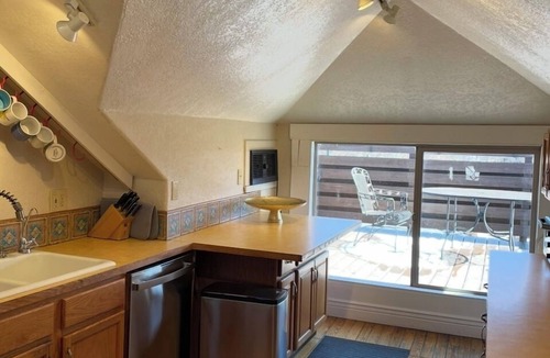 City Park Apartment | SkyView Loft in Healing Center, City Park West, with WiFi, Bathtub & Balcony