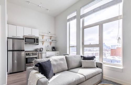 River North Art District Apartment | Sleek RiNo Studio w/ Gym, Roof Deck, in Brewery District, by Blueground