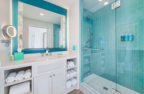 I-435 West KC-KS Hotel | Sleek Room Close to Kansas Speedway and Legends Outlets – Ideal for Day Trips