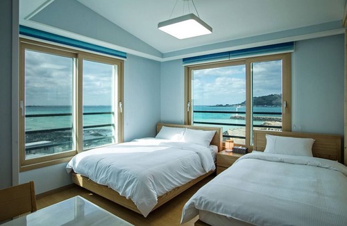 Hallim House | Sleep in the Sea
