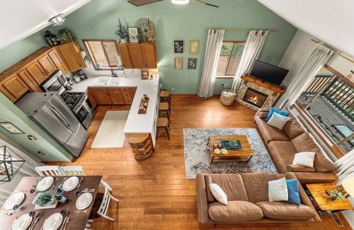 Cripple Creek Cabin | ★ Sleeps 4 ★ Surrounding Mtn + Aspen Vistas + Hot Tub + Game Room