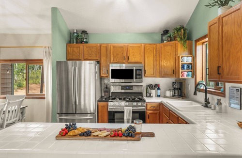 Cripple Creek Cabin | ★ Sleeps 4 ★ Surrounding Mtn + Aspen Vistas + Hot Tub + Game Room