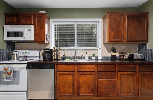 Overland Park House | Sleeps 5 2BR Home in Overland Park