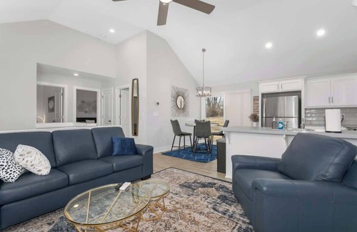 Claycomo House | Sleeps8 Near Arrowhead PetsWelcome