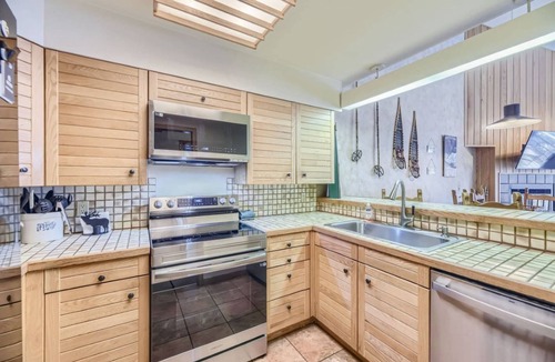 Mountain House Condo | Slope-View Condo |5 Min Walk to Lifts |Garage Parking |Indoor Pool/Hot Tub |Fireplace |3 King Beds