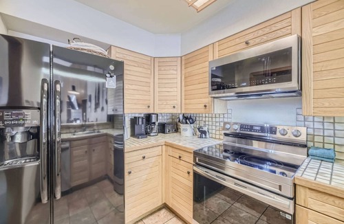 Mountain House Condo | Slope-View Condo |5 Min Walk to Lifts |Garage Parking |Indoor Pool/Hot Tub |Fireplace |3 King Beds
