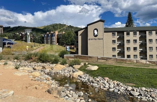 Steamboat Springs Hotel | Slopeside Loft | King + 2 Twins at Gravity Haus Steamboat