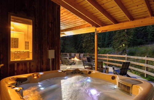 Old Town House | Slopeside River Front Chalet I HotTub I Firepit I Views I Game Room I Bunks I Discounted Attractions