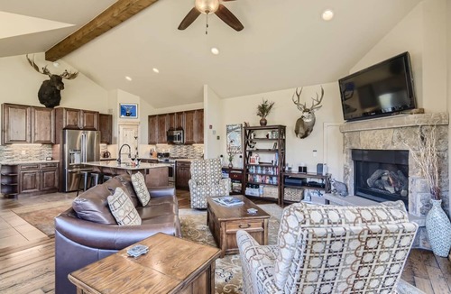 Warrior's Mark House | Smokeys | Hot Tub | Walk to Main St | Shuttle