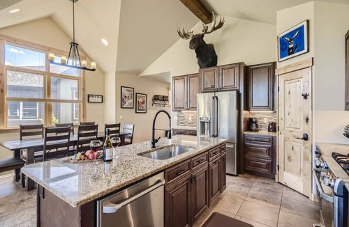 Warrior's Mark House | Smokeys | Hot Tub | Walk to Main St | Shuttle