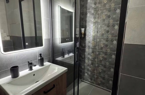 Kamyk Apartment | Soothing studio in the heart of charming Prague perfect for travelers