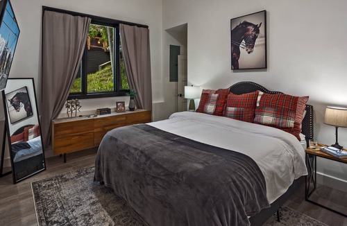 Highland Meadows House | Sophisticated + Hot Tub + Close to Skiing - Chalet Inverness