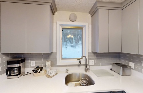 Winterwood Cabin | South-facing mountain-view cabin with deck, grill, fireplace & private hot tub