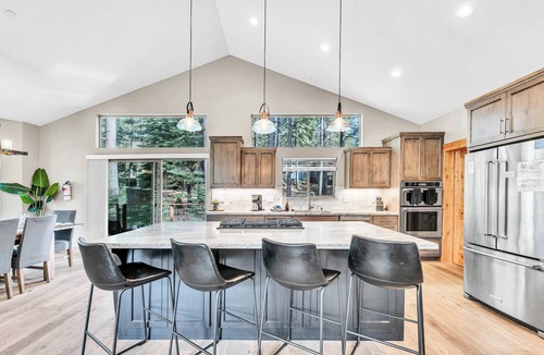 Tahoe Paradise House | South Lake Tahoe Escape - Gourmet Kitchen & Spa