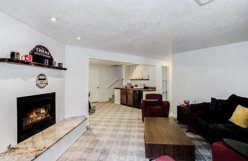 Wichita House | Spacious 2,500 Sq Ft Wichita Home -3 Showers-2 Tubs-Near Base & Arena