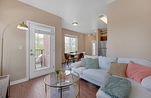 North Broadway - Holiday Apartment | Spacious 2 Story Apt, Gym, Garage, King Bed, 11209