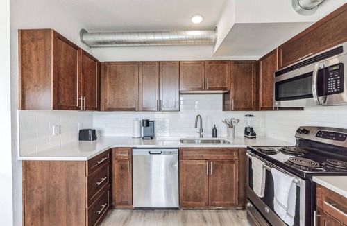 North Broadway - Holiday Apartment | Spacious 2 Story Apt, Gym, Garage, King Bed 208