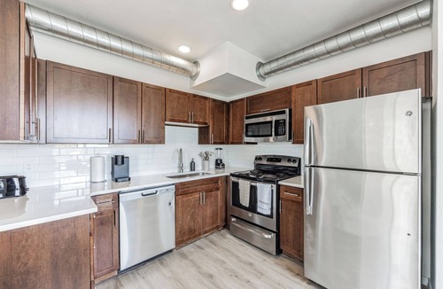 North Broadway - Holiday Apartment | Spacious 2 Story Apt, Gym, Garage, King Bed 208