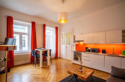 Alservorstadt Apartment | Spacious 2BR Apartment for 6 near Votivkirche & Metro U2