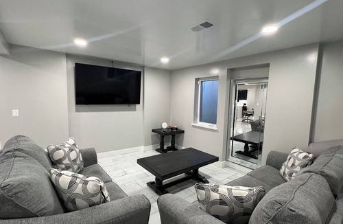East Gate Apartment | Spacious 3-bedroom apartment with WiFi, AC in fabulous Denver