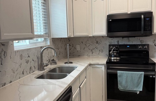 Aurora House | Spacious 5- bedroom house in peaceful Aurora with WiFi and AC