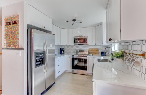 Berkley House | Spacious 5-Bedroom Retreat - Hot Tub - Games