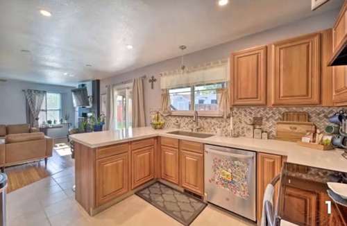South Westminster House | Spacious 5-bedroom house with WiFi, AC in charming lake community in Westminster