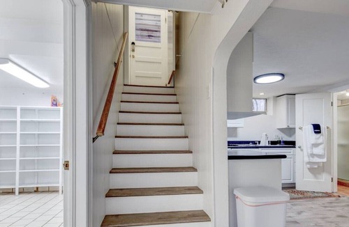 Barths House | Spacious 5BR w/Backyard & Foosball - Dog friendly!
