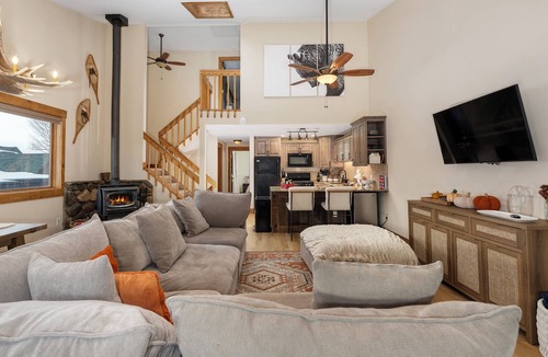 Fraser House | Spacious 7 Bed Retreat, Hot Tub + Ski Hill Views