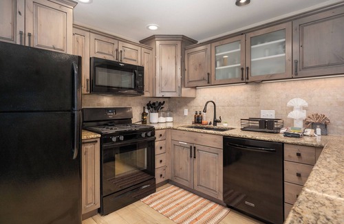 Fraser House | Spacious 7 Bed Retreat, Hot Tub + Ski Hill Views