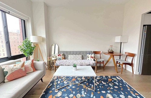 Ukrainian Village Apartment | Spacious East Village Studio - Luxury Elevator Doorman Building - Gym - Laundry - Lounge -Rooftop