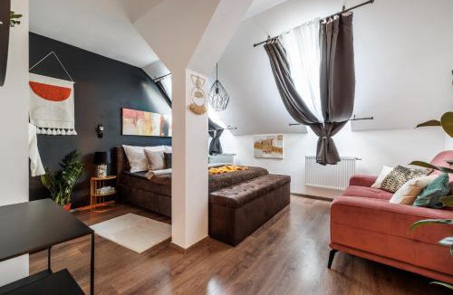 Smichov Apartment | Spacious flat & parking possibility, 3 stops to Wenceslav square
