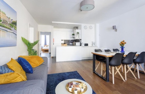 Margareten Apartment | Spacious Group Apartment with Balcony