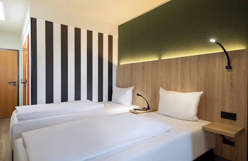 Stuttgart Hotel | Spacious Group Stay | Pets Welcome | Stuttgart Access | Parking Available