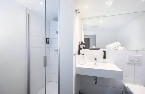 Stuttgart Hotel | Spacious Group Stay | Pets Welcome | Stuttgart Access | Parking Available