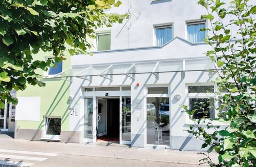 Stuttgart Hotel | Spacious Group Stay | Pets Welcome | Stuttgart Access | Parking Available